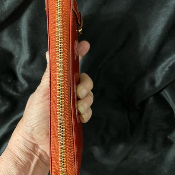 Gucci Zipper Red Wallet w/box - Picture 6 of 11